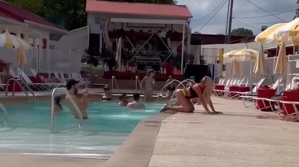 Influencen anno 2023: je derrière laten filmen in het zwembad