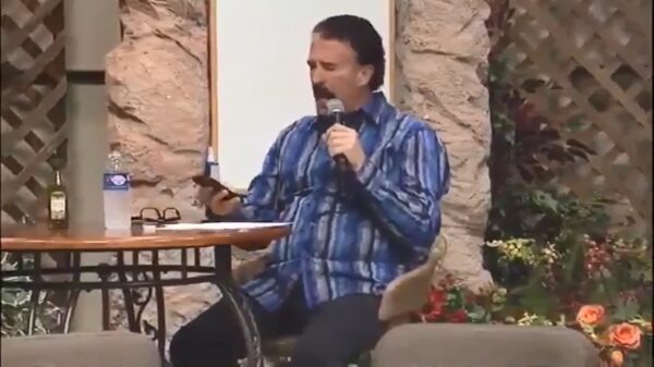 Prediker verkondigt het woord van God die hem toevallig net een Whatsappje stuurt!