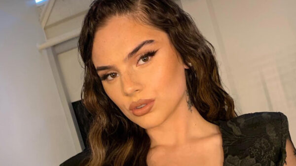 Famke Louise doet Suzanne Schulting na en draagt een behoorlijk luchtige jurk