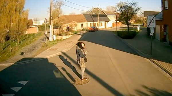 Pas op: in dit gebied heb je last van overstekende telefoonzombies