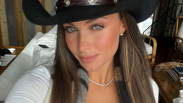 De elegante Nina Nicole beweegt zich langzaam maar gestaag over de catwalk