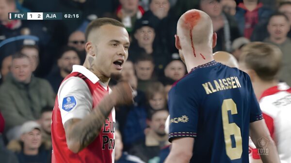 Davy Klaassen bloedend het veld af nadat hij door voorwerp uit publiek wordt geraakt