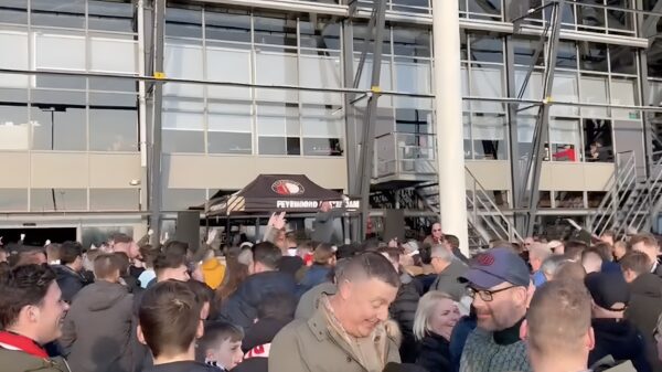 Feyenoordsupporters voor de wedstrijd tegen Ajax opgejut met discriminerende teksten