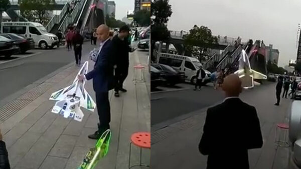 Straatverkoper van RC-vliegtuigjes heeft behoorlijke vliegskills