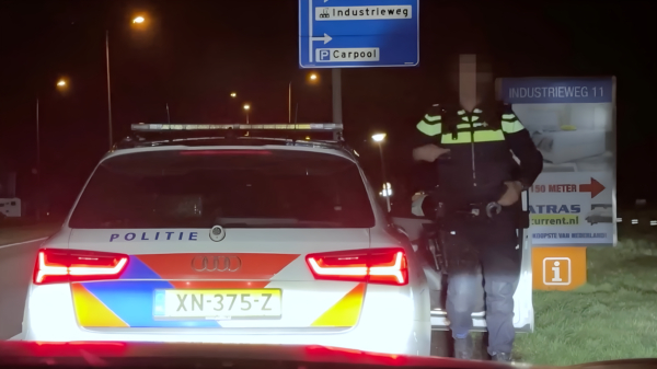 Enzo Knol mateloos geïrriteerd door preek van 'agressieve' agent nadat z'n vriendin 170+ km/u rijdt