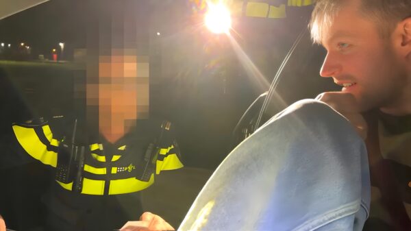 Enzo Knol mateloos geïrriteerd door preek van 'agressieve' agent nadat z'n vriendin 170+ km/u rijdt