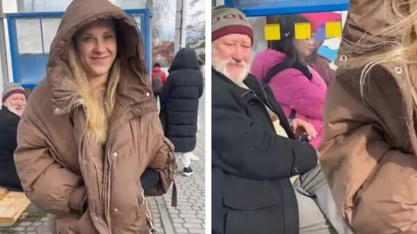 Busted: opa ziet bij het bushokje iets dat hem wel bevalt