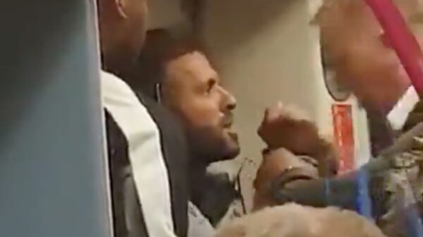 Gast is helemaal klaar met rellende medepassagier en deelt vernietigende kopstoot uit