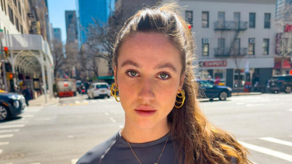 Suzanne Schulting heeft duidelijk een riem nodig want haar broek zakt af