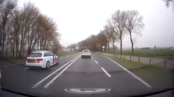 Dashcammer kon bijna 112 bellen voor deze politieauto die vlak voor een bocht inhaalt