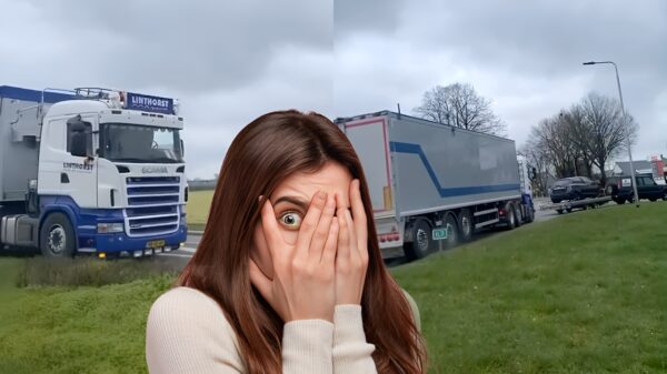Vrachtwagenchauffeur toetert vrolijk naar jongelui en klapt bijna op z'n voorligger