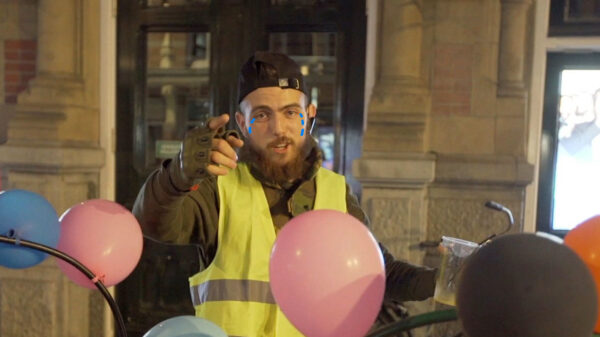 Supergrappig: lachgasdealer Deniz Üresin krijgt een boete van €100.000,-