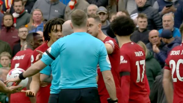 Whut: grensrechter geeft Liverpool-verdediger Andrew Robertson elleboog, slachtoffer krijgt geel