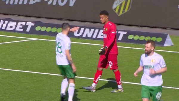 Keeper Oliver Dovin maakt gruwelijke blunder door penaltystip voor bal aan te zien