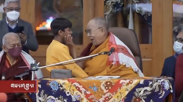 Dalai Lama behoorlijk onder vuur nadat een kusfilmpje met kind viraal gaat