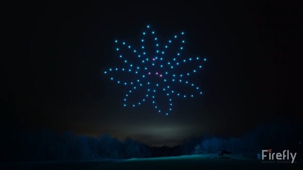 Honderd drones zorgen in het donker voor een spectaculaire lichtshow