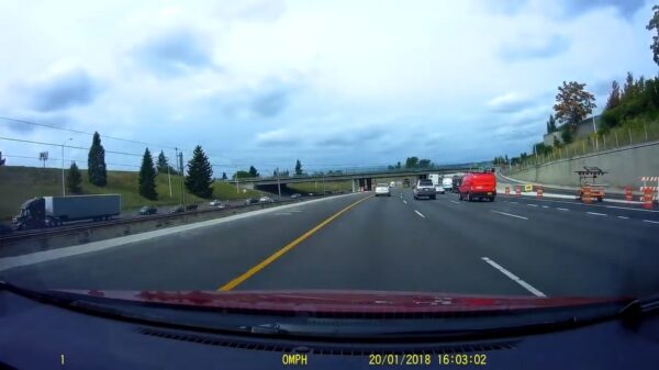 Automobilist wordt verblind door rondvliegend plastic