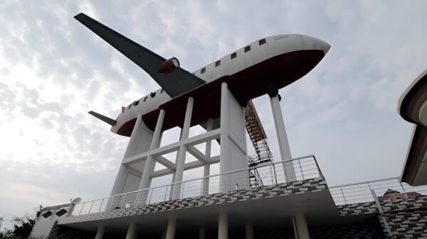 Kamaljit Singh Wahid geeft 5 MILJOEN EURO uit om vliegtuig-huis te bouwen