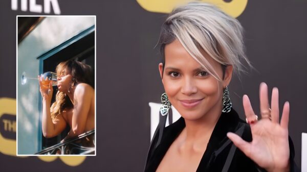 Een goed glas wijn drinken zonder kleding aan: de 59-jarige Halle Berry doet het