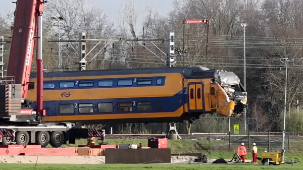 Treinstellen na een week uit het weiland getakeld in Voorschoten