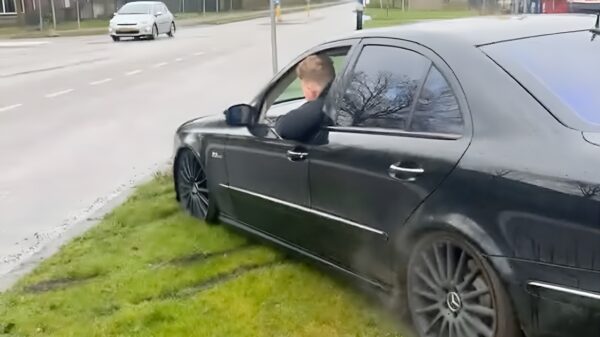 Daar sta je dan, met je dikke Mercedes die je net iets te nonchalant parkeerde