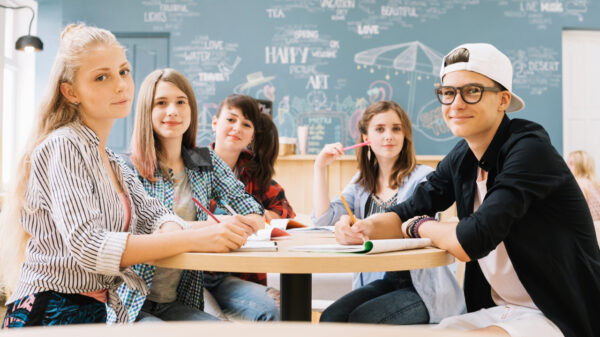 Je kon erop wachten: ook "jongens en meisjes" binnenkort in de schoolklas VERBOTEN