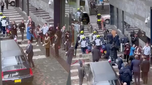 Politie tackelt demonstrant die bij de UvA op de Franse president Macron afrent