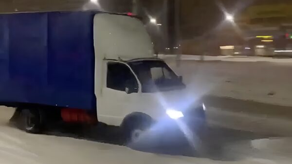 In Rusland worden besneeuwde bochten altijd lekker sportief genomen