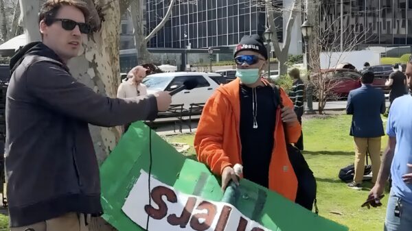 Complotdenker krijgt kortsluiting en wordt weggestuurd door een 'controleur'