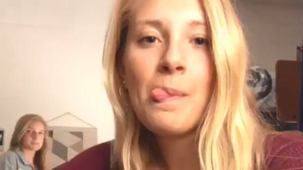 Chick heeft moeite om een fles champagne te openen