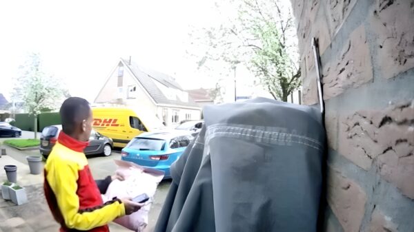 Man is pislink op geparkeerde bezorger en rijdt met zijn DHL-busje weg