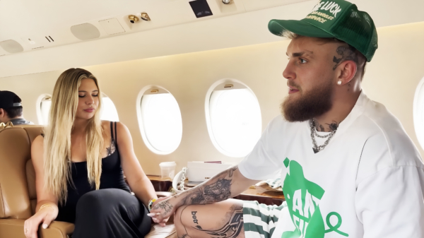 Eerste beelden van Jutta Leerdam die lekker met Jake Pauls privéjet meevliegt