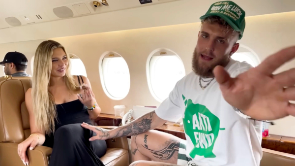 Eerste beelden van Jutta Leerdam die lekker met Jake Pauls privéjet meevliegt