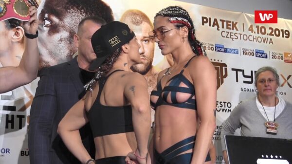 Bokser Ewa Brodnicka krijgt een bitchslap als ze haar tegenstander tijdens de stare down kust