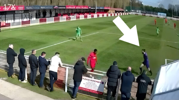 Keeper krijgt direct rood nadat hij z'n tegenstander met een WWE-move vernedert