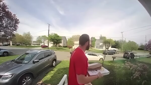 Pizzabezorger maakt einde aan politieachtervolging door verdachte onderuit te halen