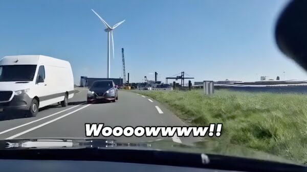 Vrouw in Zaandam maakt inhaalactie in bocht mét doorgetrokken streep