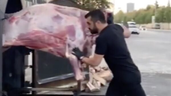 Professionele BBQ'er schuift in één keer een complete koe naar binnen