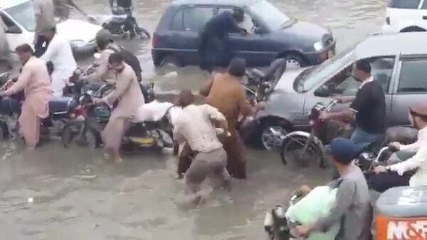 Ondertussen, na een regenbuitje in India