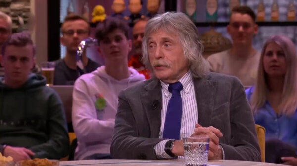 Johan Derksen wederom heerlijk los op de vals zingende Mia Nicolai en Dion Cooper