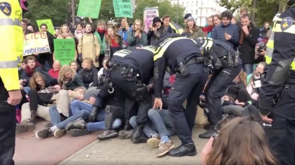 Klimaatactivist Ernst-Jan Kuiper wordt door de politie afgevoerd