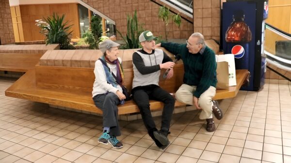 Ouwe eindbaas roast zijn vrouw op een heerlijke manier tijdens interview