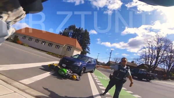 Motorrijder uit het niets ondersteboven gebeukt door een politieagent