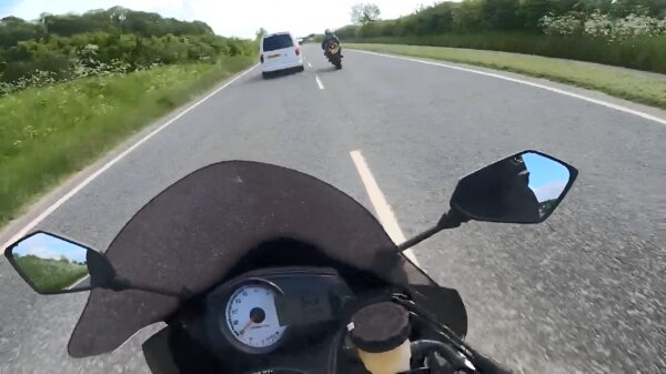 Onoplettende man in busje Chuck Norrist motorrijder tegen de vlakte