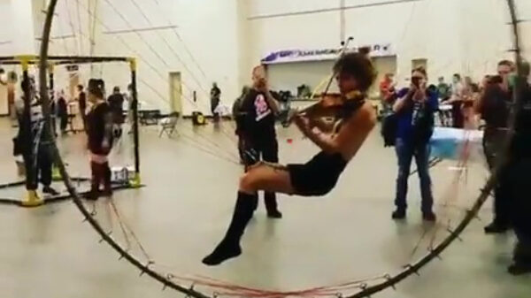 Violiste hangt gewoon maar een beetje rond