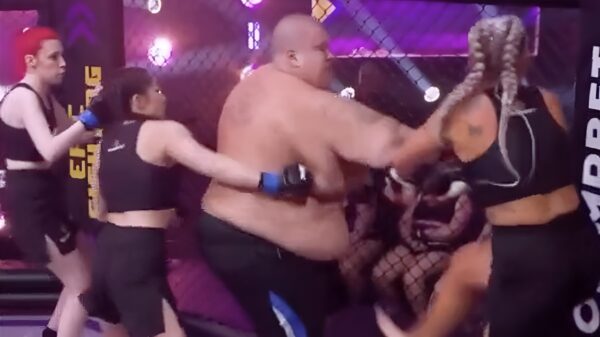 In Rusland is 3 tegen 1 in een MMA-kooi blijkbaar ook een discipline