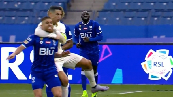 Gefrustreerde Ronaldo werkt tegenstander naar de grond met bizarre wurggreep