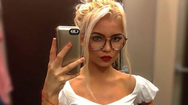 Deze vrouwen zijn ontzettend tevreden met hun simpele witte shirtjes