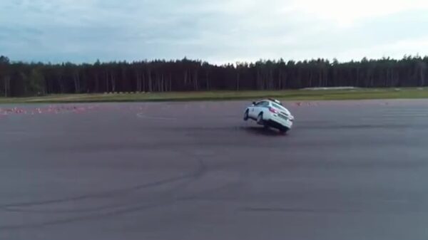 Russische politieagent geeft indrukwekkende faaldemonstratie