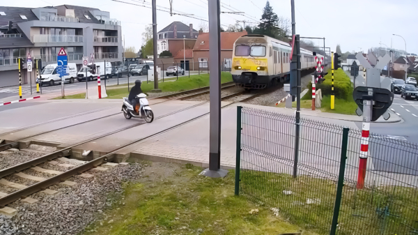 Scooterrijder nèt niet aangereden door aanstormende trein in 't Belgische Izegem